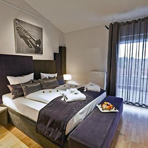 Deluxe Queen Suite
